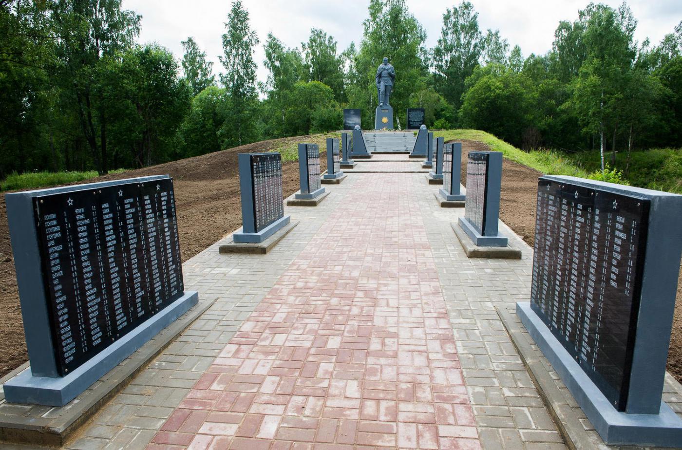Братская могила «Высота 269,8 Подкоп» у деревни Цветовка.