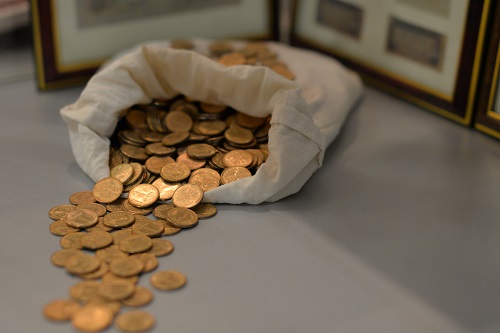 Жители Калужской области отнесли в банки почти миллион рублей монетами.