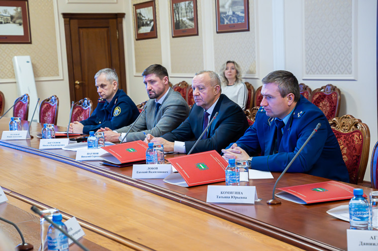 В Калуге обсудили меры профилактики коррупции в сфере строительства и жилищно-коммунального хозяйства.