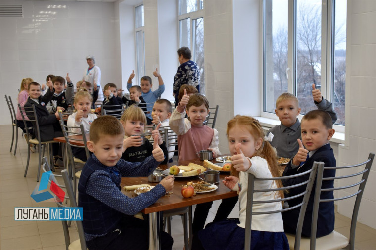 Обеды, в отремонтированной калужскими строителями столовой, нравятся первомайским школьникам.